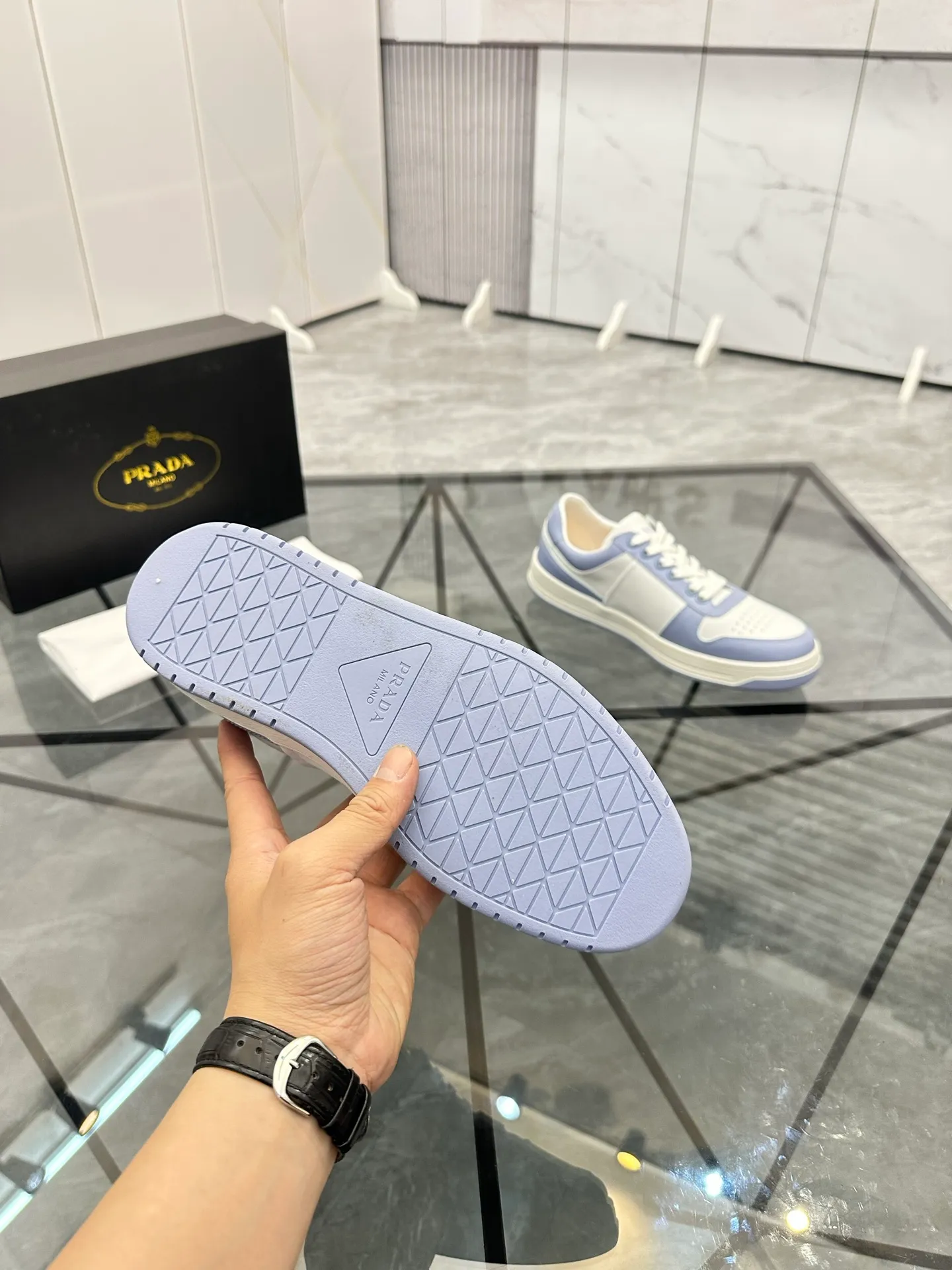 Men's shoes: 💰P400¥ Product trademark: Prada *"Prada*" low-top casual shoes Regular size: 38-44 (can be customized to 45) Product materials: imported cowhide upper, sheepskin lining, original outsole. Number: 020